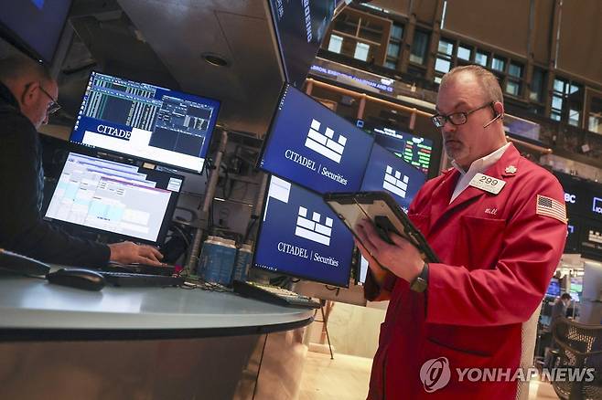 뉴욕증시 (뉴욕 EPA=연합뉴스) 2026년 3월 23일 미국 뉴욕증권거래소(NYSE)이 개장한 후 한 트레이더가 일하고 있다. (EPA/SARAH YENESEL)