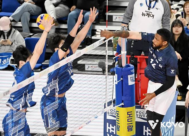 공격하는 요스바니(오른쪽) [한국배구연맹 제공. 재판매 및 DB 금지]