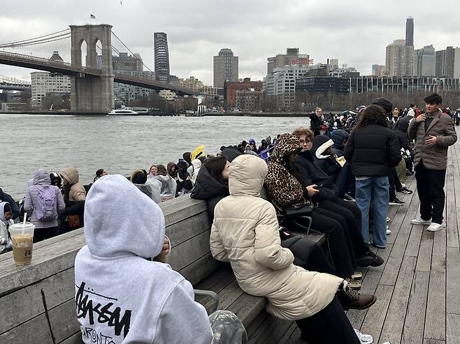 BTS 기다리는 미국 팬들 (뉴욕=연합뉴스) 김연숙 특파원= 23일(현지시간) 미국 뉴욕 맨해튼 피어17에서 '스포티파이 X BTS : 스윔사이드' 행사를 기다리고 있는 아미들. 2026.3.23 photo@yna.co.kr