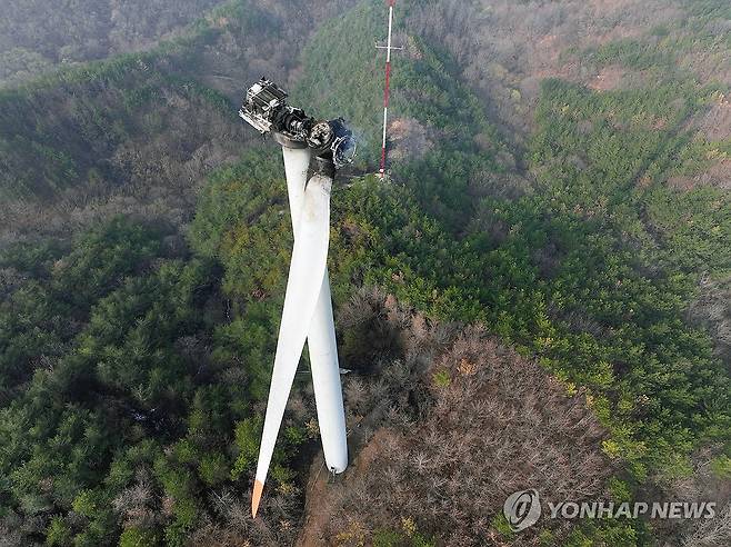 검게 그을린 영덕 풍력발전기 (영덕=연합뉴스) 김현태 기자 = 24일 오전 경북 영덕군 영덕읍 창포리 풍력발전단지 내 한 풍력발전기가 검게 그을려 있다. 해당 발전기에서는 전날 불이나 발전기에 올라가서 수리하던 작업자 3명이 숨졌다. 2026.3.24 mtkht@yna.co.kr