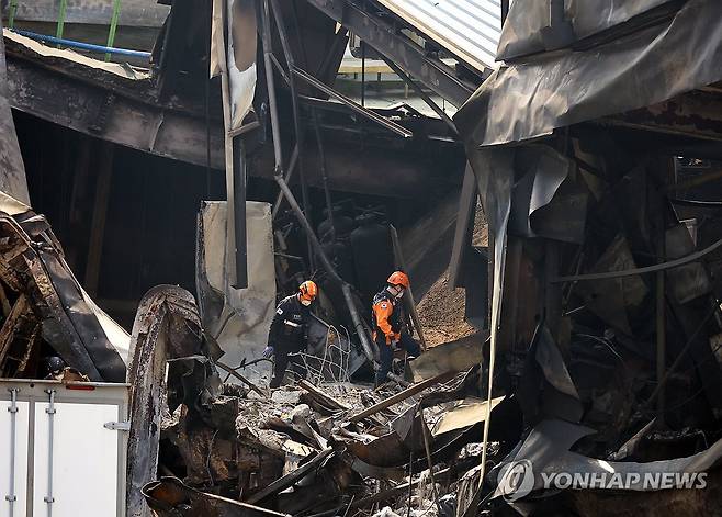 이틀째 이어지는 현장 감식 (대전=연합뉴스) 이주형 기자 = 24일 대전 대덕구 소재 자동차 부품 제조업체인 안전공업 주식회사 2일 차 감식에 나선 소방 당국 관계자들이 불에 탄 건물 안으로 진입하고 있다. 2026.3.24 coolee@yna.co.kr