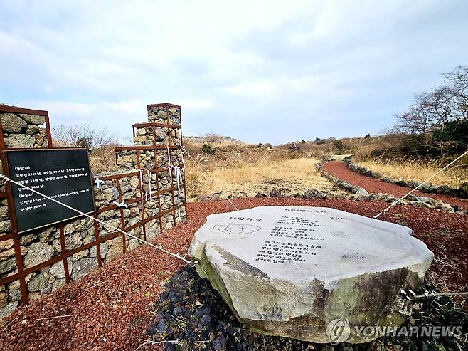 제주 다랑쉬굴 4·3 유적 다크 투어 [촬영 조채희] 제주시 구좌읍 세화리 다랑쉬굴 제주4·3유적지. 다랑쉬오름 인근 다랑쉬 굴은 1948년 12월18일 하도리와 종달리 주민 11명이 피신해 살다가 토벌대에 발각돼 집단 희생된 곳으로 제주4·3의 비극을 보여주는 대표적 유적지 중 한 곳이다. 다크투어리즘. 2026.1.4