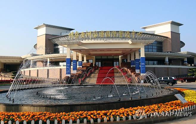 보아오포럼 열리는 중국 하이난 (보아오[하이난]=연합뉴스) 한종구 특파원 = 24일 '중국판 다보스포럼'으로 불리는 보아오포럼이 열리는 중국 하이난성 보아오의 BFA 국제컨벤션센터 모습. 2026.3.24. jkhan@yna.co.kr