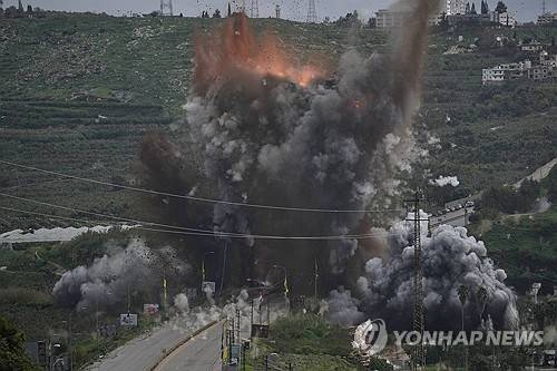 이스라엘군이 레바논 남부 티레의 카스미예 다리에 공습을 가하는 순간. [AP 연합뉴스 자료사진 재판매 및 DB 금지]