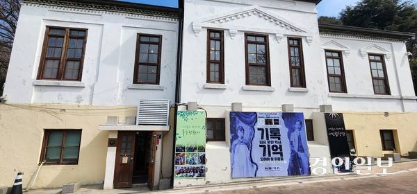 제물포구락부 전면부. 지금은 출입구로 사용하지 않고 있다. 2026.3.25 /김성호기자 ksh96@kyeongin.com