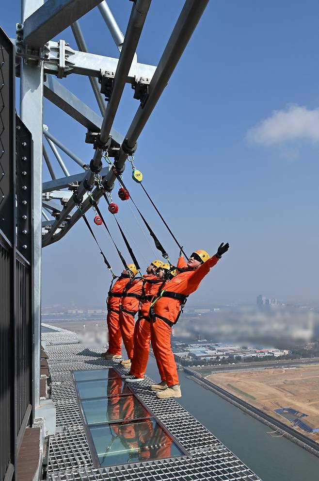 ▲ 세계 최고 높이 해상교량 전망대인 인천 청라하늘대교(제3연륙교) 전망대가 다음 달 개장을 앞둔 가운데 25일 시설 점검에서 관계자들이 안전장비를 착용하고 외부 공간을 걸으며 '엣지워크'를 시연하고 있다. /이재민 기자 leejm@incheonilbo.com