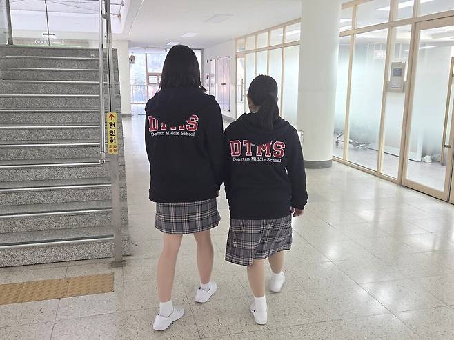 ▲&nbsp;동탄중학교 학생들이 편한교복을 입고 수업에 가고 있다.