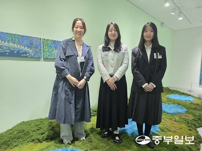 지난 24일 수원시립만석전시관에서 열린 '그린그린: 별가루 신비정원' 기자간담회에서 (왼쪽부터) 진영 작가, 팀 아르테코의 설혜린, 이소희 작가가 포즈를 취하고 있다. 이준도기자