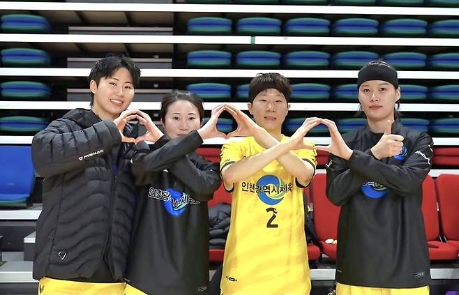 5일 경남 고성국민체육센터서 열린 제37회 회장기 세팍타크로대회 최종일 여자 일반부 레구 이벤트 결승서 우승한 인천시체육회의 위지선(사진 왼쪽부터)·전규미·배한울·조수빈이 기념사진을 찍고 있다. 사진=대한세팍타크로협회