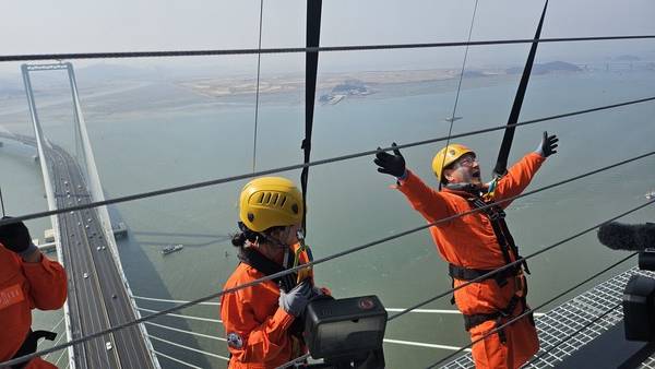 유정복 인천시장이 '엣지워크' 프로그램을 체험하고 있다. 2026.03.25. [사진 = 김예빈 기자]