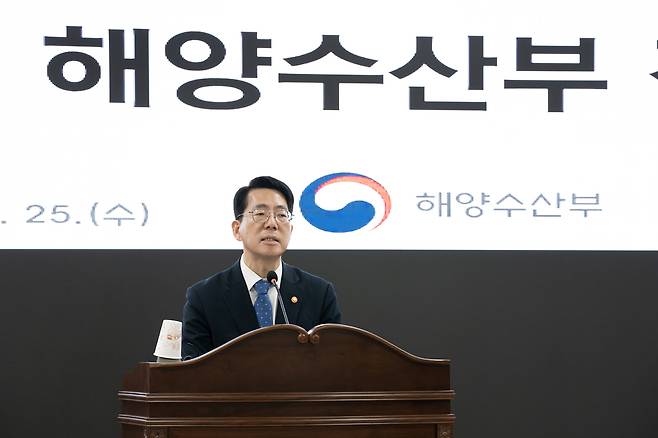 황종우 해양수산부 장관이 취임사를 통해 앞으로의 해운정책방향과 직원들에 당부에 말을 전하고 있다.<해양수산부 제공>