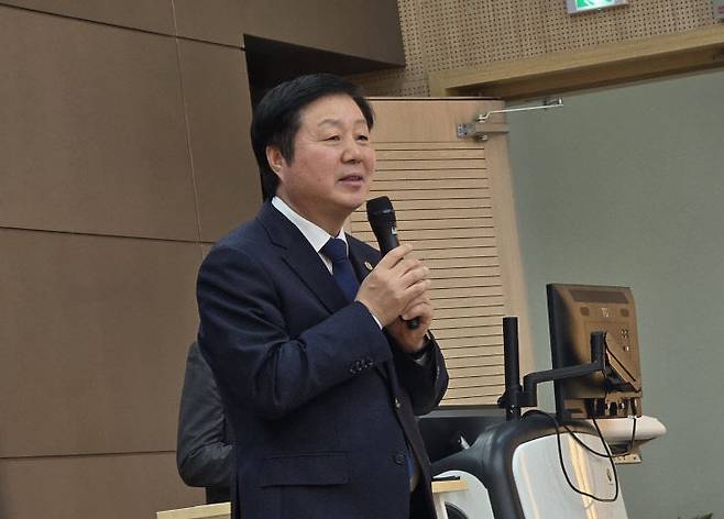 이날 김정겸 총장은 '충남대학교 미래를 비추다'를 제목으로  특강해 동문들에게 자부심을 심어주었다.