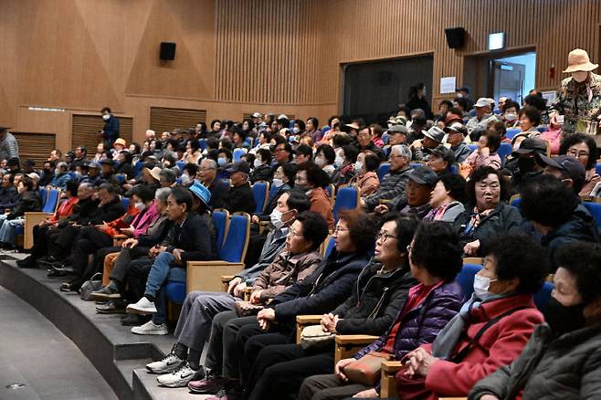 노인일자리 및 사회활동 지원사업 참여 어르신들을 대상으로 2026년 안전·활동 교육을 진행하고 있다.(사진 대안노인회 부여군지회 제공)