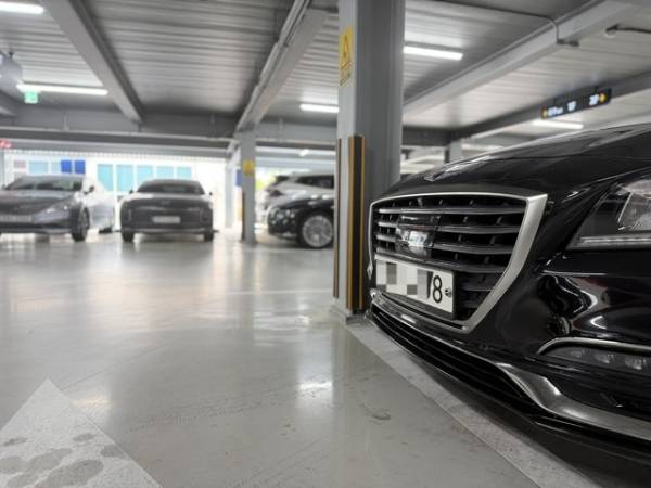 25일 오전 10시30분쯤 충북 청주시의회 주차타워에 끝자리 8인 한 차량이 주차돼 있다./이용주기자