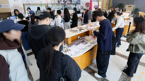 '호박인절미'가 유행한 지 2주 여 일 지난 23일 광주 북구 창억떡 중흥본점에 전국에서 온 방문객들이 호박인절미를 구매하기 위해 줄을 서 있다. 판영석 기자