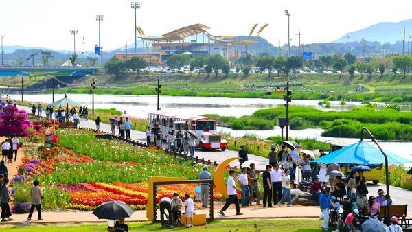 전라남도가 무안국제공항 장기 폐쇄로 어려움을 겪고 있는 지역 관광업계를 위해 체류형 여행상품 개발비 지원 등 다각적인 대책을 추진하고 있다. 사진은 장성 봄 축제 현장. 전남도 제공