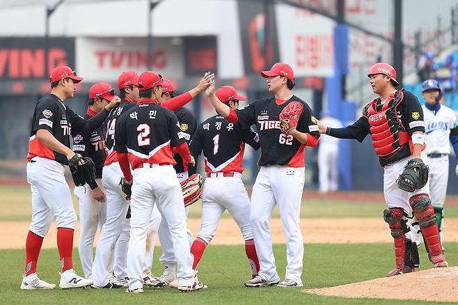 KIA 타이거즈 선수단이 지난 24일 대구삼성라이온즈파크에서 열린 삼성 라이온즈와의 시범경기 최종전에서 승리한 뒤 하이파이브하고 있다. /사진=KIA 타이거즈 제공