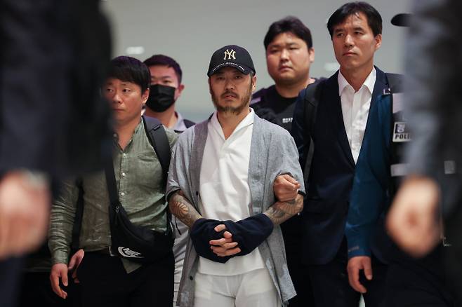 '필리핀 마약왕' 박왕열 송환필리핀에서 교민 3명 살해, 탈옥, 국내 마약 유통 등을 일삼으며 '마약왕'으로 불리던 박왕열씨가 25일 인천국제공항을 통해 국내로 송환되고 있다./연합뉴스