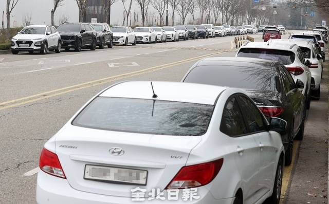 25일 전북특별자치도청 앞 도로에 차량들이 주차되어 있다. /조현욱 기자