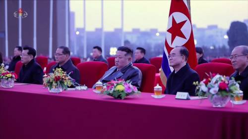 김정은 북한 국무위원장이 지난 23일 최고인민회의 제15기 대의원들과 함께 만수대기슭에서 제15기 제1차회의 성과를 축하하는 예술인들의 공연을 관람했다고 조선중앙TV가 24일 보도했다. [조선중앙TV 화면] [국내에서만 사용가능. 재배포 금지. For Use Only in the Republic of Korea. No Redistribution] 연합뉴스