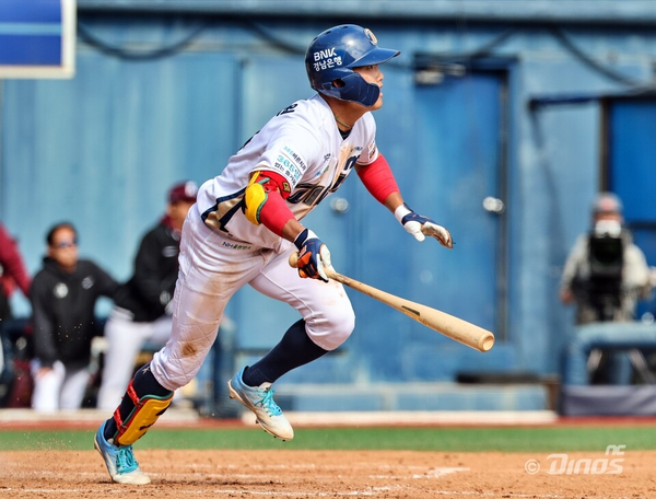 NC 다이노스 최정원이 14일 키움과 시범경기에서 타격 후 출루하고 있다. /NC 다이노스