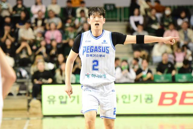 프로농구 대구 한국가스공사 페가수스의 신승민이 22일 원주 DB 프로미와의 경기에서 동료 선수들에게 위치를 지시하고 있다. KBL 제공