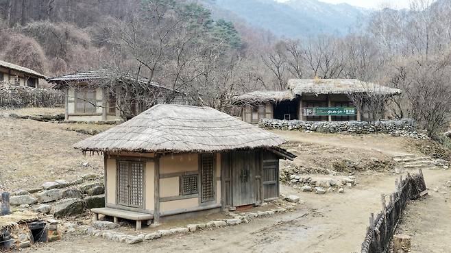 영화 ‘왕과 사는 남자’의 ‘광천골’ 무대인 문경새재 오픈세트장 일지매 산채. /문경시 제공