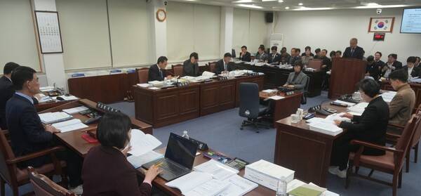 제주도의회 행정자치위원회.