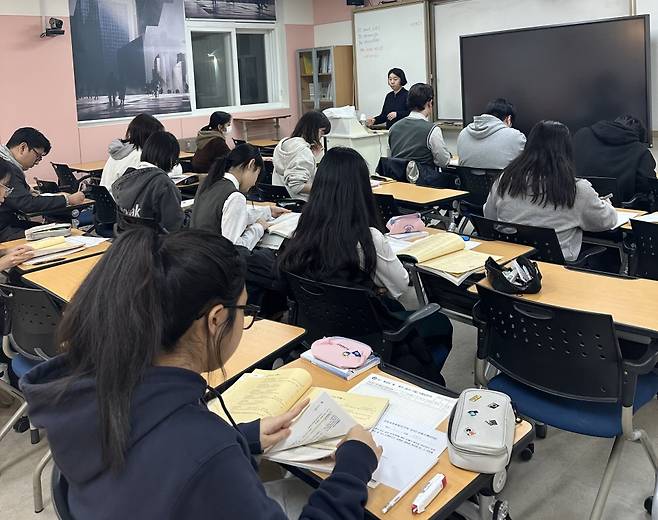 김성희 한양대학교 창의융합교육원 교수가 신성여고에서 도내 고교생을 위해 진로·인문 교육을 진행하고 있다.