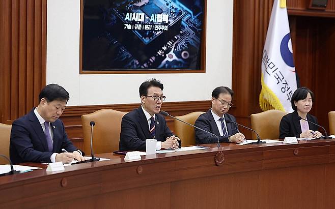 김민석 국무총리가 24일 서울 종로구 정부서울청사에서 열린 글로벌 AI 허브 유치위원회에서 모두발언을 하고 있다. 뉴시스