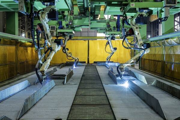 용접 작업을 진행 중인 로봇 모습. [출처=HD현대 ]