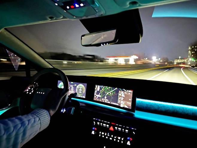 아이오닉9을 타고 밤 도로를 주행 중이다./사진: 강주현 기자