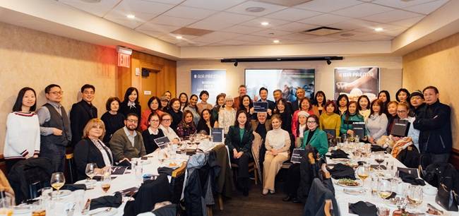 지난 19일 (현지시간) 뉴욕 맨해튼에서 열린 에어프레미아 미주 여행사 설명회에서 여행사 관계자들이 기념촬영을 하고 있다. / 사진=에어프레미아