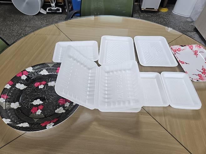 A 업체에서 생산한 플라스틱 시트로 만들어진 다양한 형태의 식품 포장용기. 성형 업체를 거쳐 대형마트 식품업체들로 공급된다.(정진용 기자 jjy@)