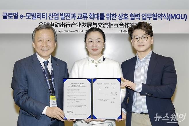 한국자동차기자협회(KAJA)가 25일 제주 신화월드에서 중국자동차기자협회(CNAJA), 세계e-모빌리티협의회(GEAN)와 글로벌 e-모빌리티 산업 발전 및 교류 확대를 위한 업무협약(MOU)을 체결했다. 사진=권지용 기자