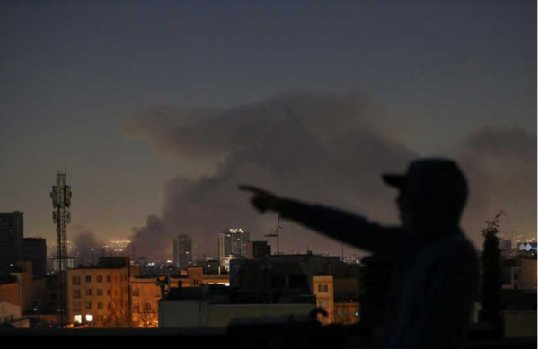 미국과 이스라엘의 폭격으로 6일 이란 수도 테헤란에서 폭발 직후 연기가 치솟고 있다. 2026. 03. 06. [WANA=로이터=연합뉴스]