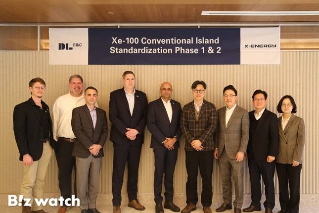 딩카 바티아(Dinkar S. Bhatia) 엑스에너지 CCO(최고영업책임자, 왼쪽 다섯째)와 배종식 DL이앤씨 플랜트사업본부 부본부장(왼쪽 여섯째)이 서울 마곡동 본사에서 열린 SMR 표준화 설계 계약 체결을 기념해 사진촬영을 하고 있다./사진=DL이앤씨