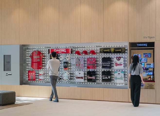 '오토랜드 광주' 브랜드관에서 상영되는 기아 브랜드 필름 'The Light of Origins'. (사진=기아)