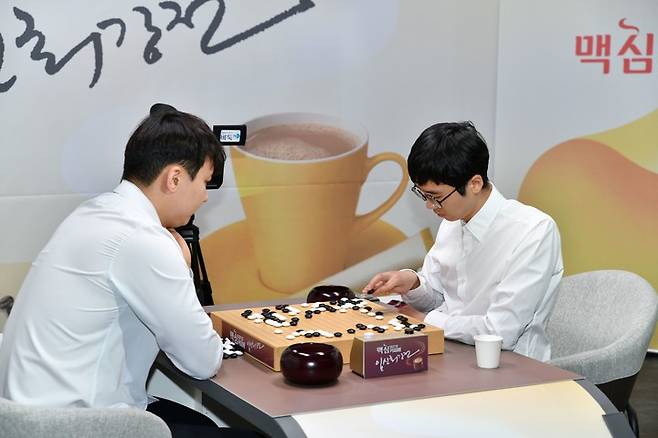 변상일 9단(오른쪽)과 박정환 9단이 대국 후 복기를 하고 있다.(사진 한국기원 제공)