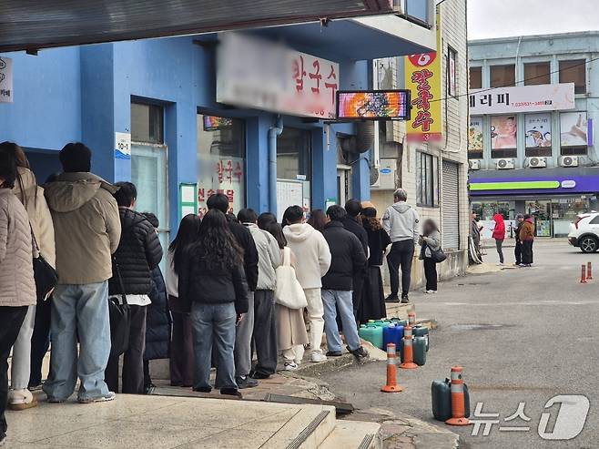 동해 묵호권역 장칼국수 맛집에 늘어선 줄.(뉴스1 DB)