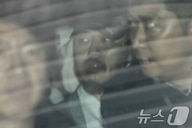 필리핀에서 복역 중이던 이른바 '마약왕' 박왕열(48)이 25일 한국으로 송환, 인천국제공항에서 호송차량에 탑승하고 있다. (공동취재) 2026.3.25 ⓒ 뉴스1 안은나 기자