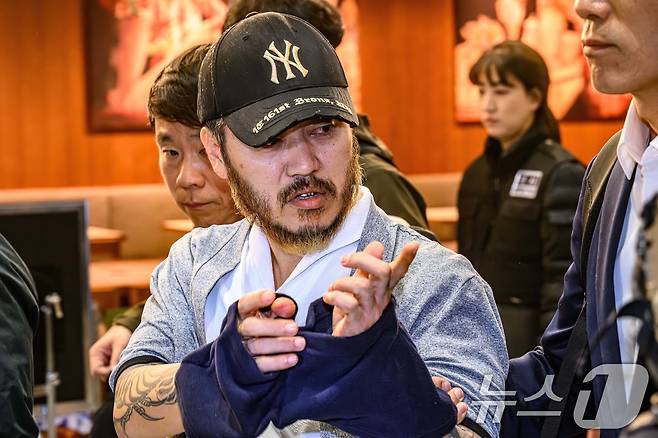 필리핀에서 복역 중이던 이른바 ‘텔레그램 마약왕’ 박왕열(48)이 25일 오전 인천국제공항 제2터미널을 통해 국내로 송환되고 있다. 박씨는 필리핀 교도소 수감 중에도 텔레그램을 이용해 매달 300억 원대의 마약을 국내에 유통한 혐의를 받고 있다. (공동취재) 2026.3.25 ⓒ 뉴스1 안은나 기자