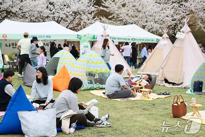 지난해 용인시 기흥구 만골근린공원에서 진행된 북크닉 때 모습.(용인시 제공)