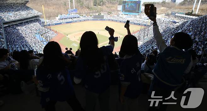 22일 오후 대구 삼성라이온즈파크에서 열린 프로야구 '2026 신한 SOL KBO리그' LG 트윈스와 삼성 라이온즈의 시범경기, 삼성 야구팬들이 열띤 응원전을 펼치고 있다. 2026.3.22 ⓒ 뉴스1 공정식 기자