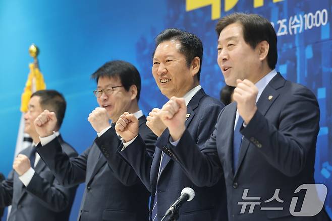 정청래 더불어민주당 대표가 25일 충북 충주시 유네스코 국제무예센터에서 열린 현장 최고위원회의에 앞서 파이팅을 외치고 있다. 2026.3.25 ⓒ 뉴스1 이승배 기자