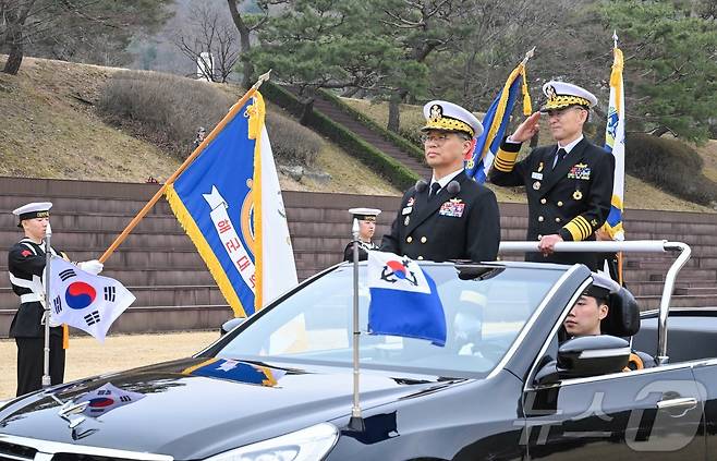 김경률 신임 해군참모총장이 25일 오전 계룡대 대연병장에서 열린 제39대 해군참모총장 취임식에서 열병을 하고 있다. (해군 제공. 재판매 및 DB 금지) 2026.3.25 ⓒ 뉴스1