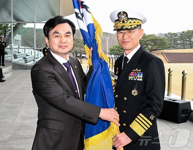 안규백 국방부 장관이 25일 오전 계룡대 대연병장에서 열린 제39대 해군참모총장 취임식에서 김경률 신임 해군 참모총장에게 해군기를 수여하고 있다. (해군 제공. 재판매 및 DB 금지) 2026.3.25 ⓒ 뉴스1