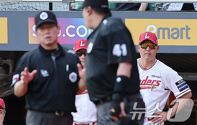 민족 대명절 추석인 17일 오후 인천시 미추홀구 문학동 SSG랜더스필드에서 열린 프로야구 '2024 신한 SOL 뱅크 KBO리그' KIA 타이거즈와 SSG 랜더스의 경기, SSG 이숭용 감독(오른쪽)이 7회말 1사 1,2루 상황 박성한의 홈에서 아웃 상황에 대한 비디오 판독 끝에 아웃이 되자 아쉬워하고 있다. 2024.9.17 ⓒ 뉴스1 김진환 기자