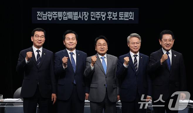 25일 광주 서구 KBC광주방송에서 열린 민주당 전남광주특별시장 본경선 토론회에서 후보들이 승리를 다짐하고 있다. 왼쪽부터 신정훈, 주철현, 강기정, 민형배, 김영록 후보. 2026.3.25 ⓒ 뉴스1 김태성 기자