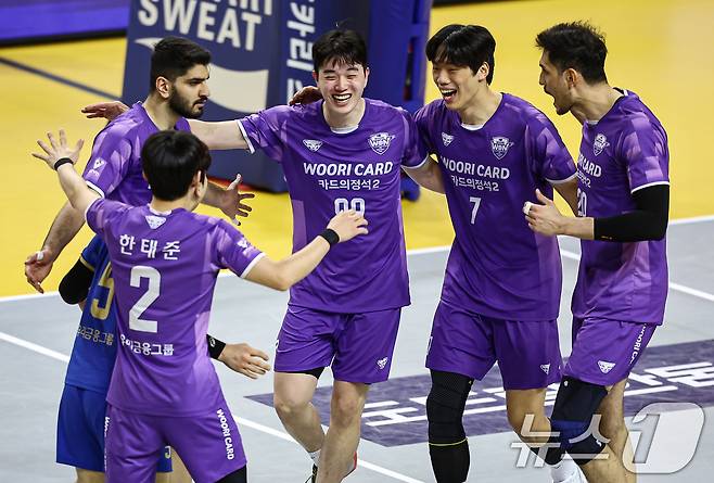 25일 오후 경기 의정부 경민대학교 기념관에서 열린 2025-26 V리그 남자부 준플레이오프 KB손해보험과 우리카드의 경기, 우리카드 선수들이 공격에 성공하자 기뻐하고 있다. 2026.3.25 ⓒ 뉴스1 김도우 기자